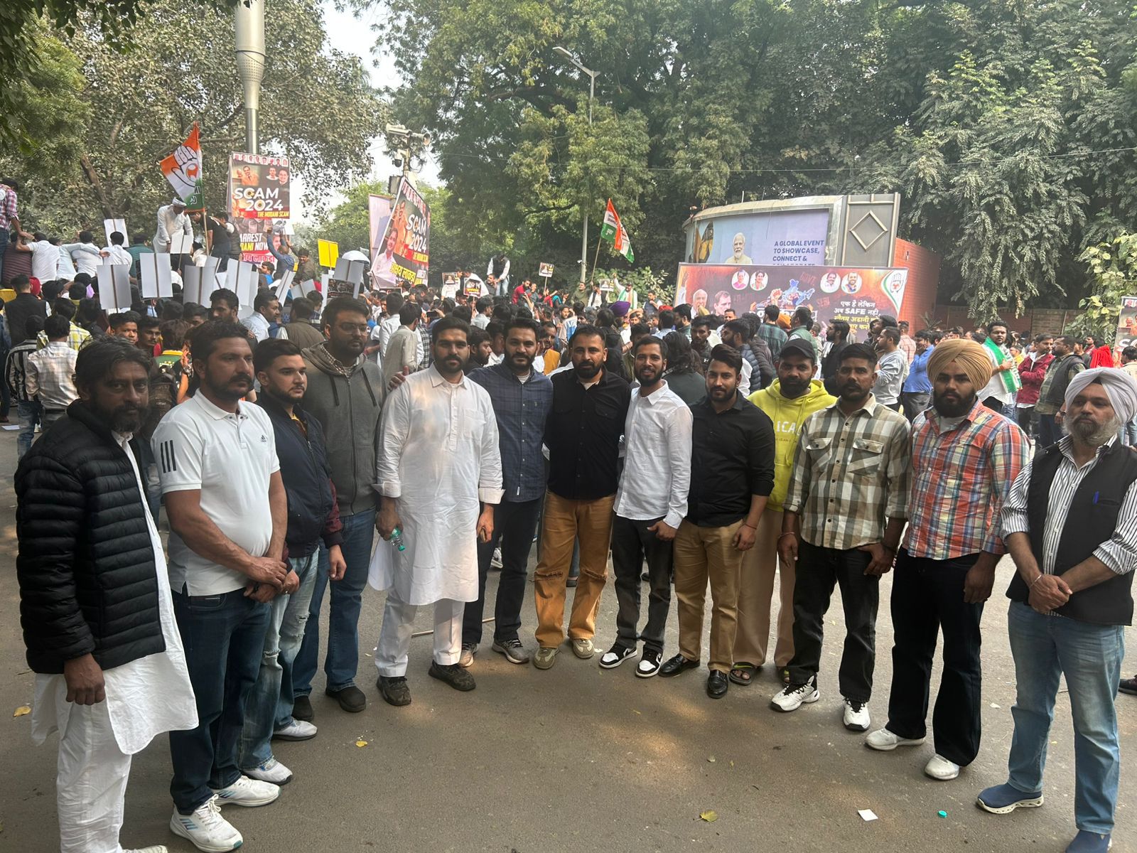 संजीव शर्मा कालू भी अपने साथियों के साथ अडानी के खिलाफ रोष धरने में शामिल हुए 